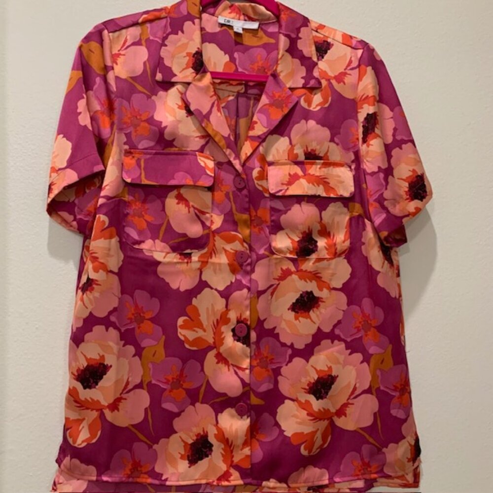 DR2 Silky Foral Pattern Short Sleeve Shirt Size M NWOT